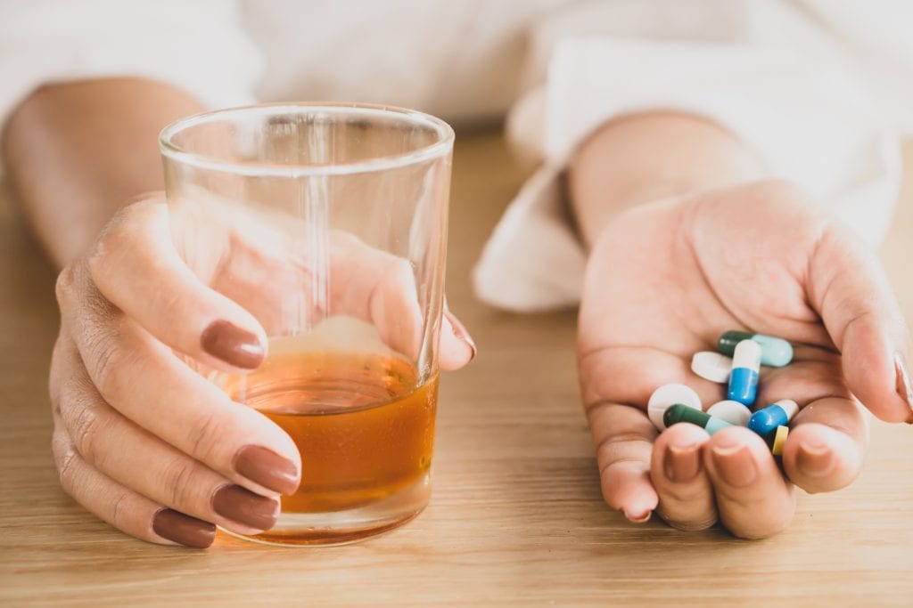 riscos de misturar remédio com álcool