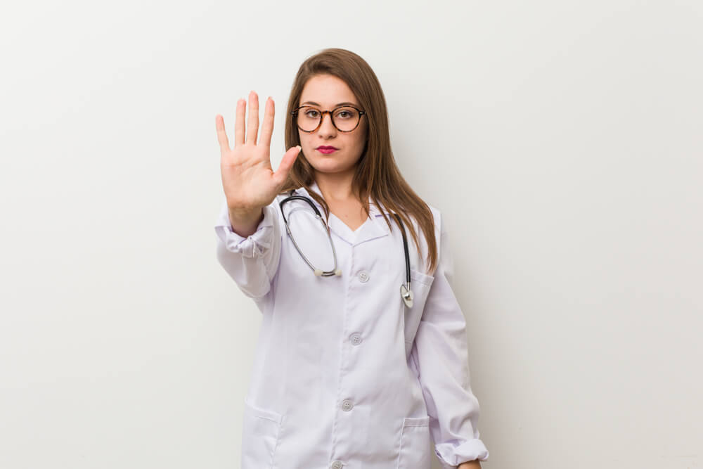 Menstruação atrasada e hoje desceu um sangue rosa! Ajudem!!