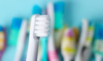 condor-doação escovas-dentes