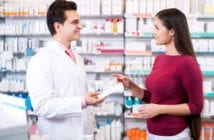 Farmacêutico explicando para cliente como pode ser feita a intercambialidade de medicamento - Pfizer para Profissionais