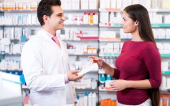 Farmacêutico explicando para cliente como pode ser feita a intercambialidade de medicamento - Pfizer para Profissionais