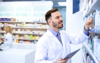 Farmacêutica conferindo se há em estoque o medicamento genérico que pode substituir o de referência receitado – Pfizer para Profissionais