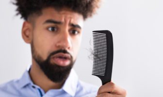 especialista-da-sbd-explica-possiveis-causas-para-aumento-da-queda-de-cabelo