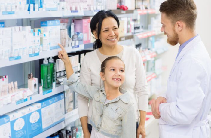 quatro-em-dez-brasileiros-compram-artigos-de-perfumaria-em-farmacias