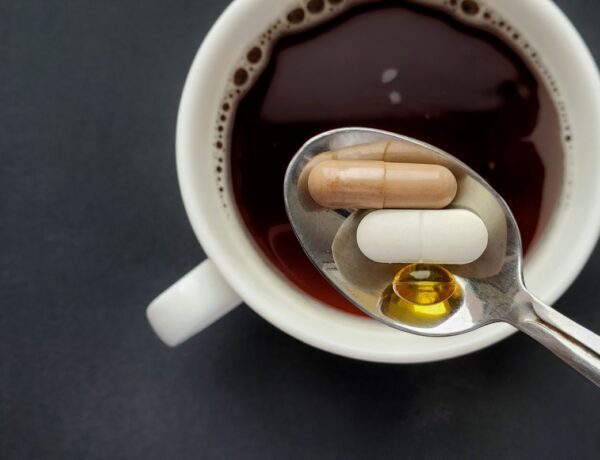 Pode tomar remédio com café? Conheça os riscos