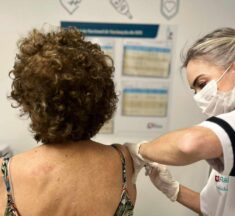 Farmácias Raia e Drogasil vacinam contra vírus que provoca doenças respiratórias graves em idosos