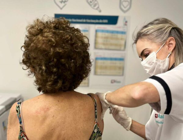 Farmácias Raia e Drogasil vacinam contra vírus que provoca doenças respiratórias graves em idosos