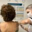 farmacias-raia-e-drogasil-vacinam-contra-virus-que-provoca-doencas-respiratorias-graves-em-idosos