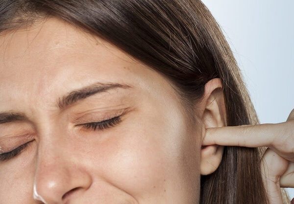 Cutucar o ouvido: uma mania perigosa e que pode comprometer a audição