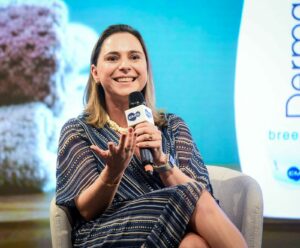 cintia-ribeiro-head-da-unidade-negocios-otc-da-ems-em-evento-do-dermacyd