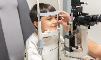 crianca-fazendo-exame-oftalmologico