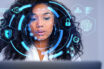 mulher-afrodescente-usando-laptop-com-interface-de-autenticacao-e-biometria