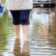 mulher-andando-em-rua-alagada-sem-os-sapatos-apos-fortes-chuvas