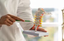 profissional-de-saúde-explicando-modelo-da-coluna-vertebral