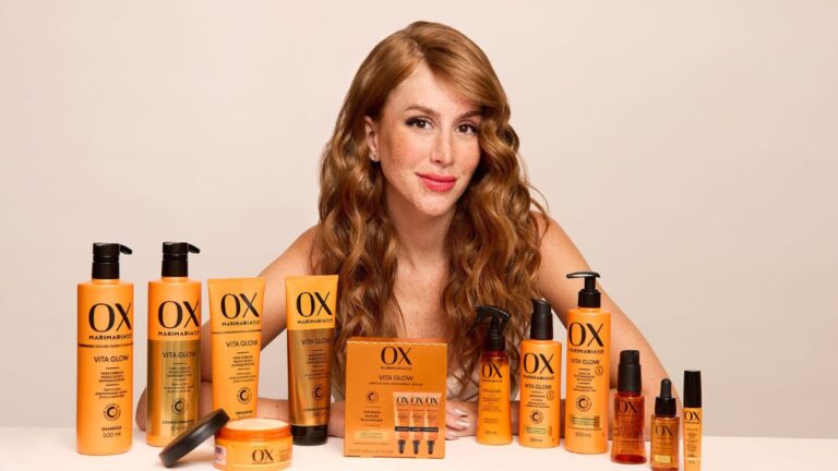 influenciadora-mari-maria-com-os-produtos-da-marca-ox-vita-glow-da-flora