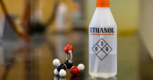 Anvisa libera fabricação de primeiro lote de etanol farmacêutico